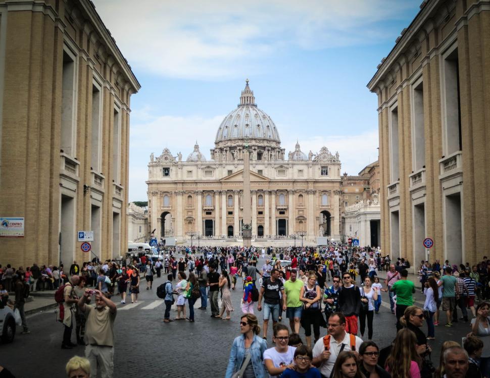 crowded-square-leading-to-st.-peter-s-basilica-in-vatican-city